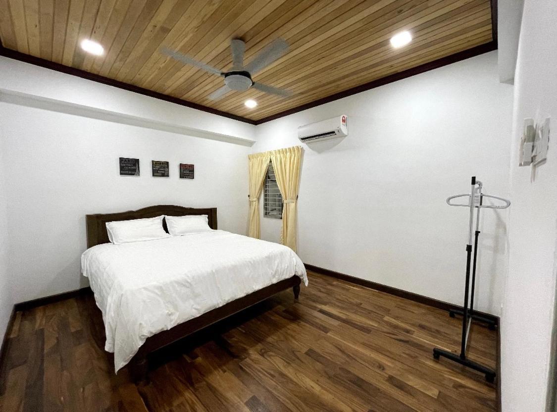 The Venus - Spacious Wooden Top Floor Apartment Sitiawan Dış mekan fotoğraf